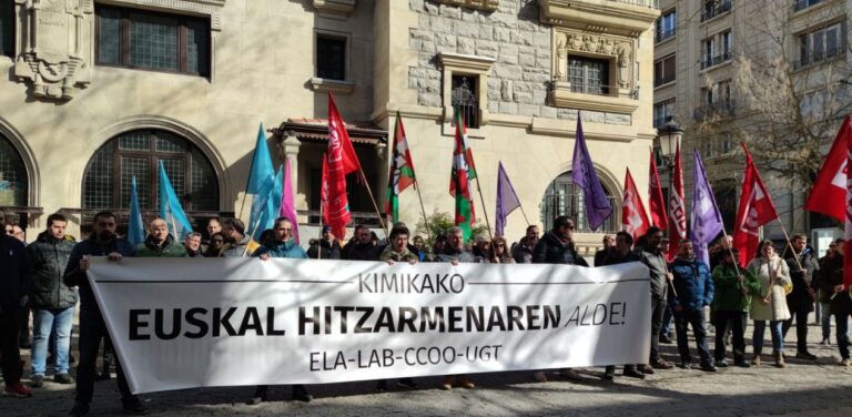 SEAren aurrean elkarretaratzea egin dugu kimiketako patronalek euskal hitzarmenak negoziatzeko duten borondate eza salatzeko