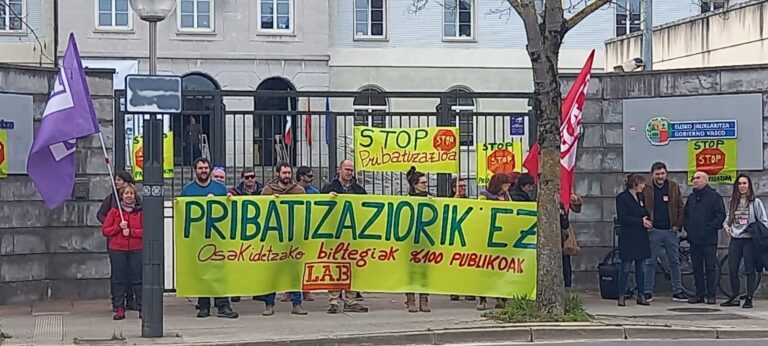 LABek kontzentrazioa egin du biltegien pribatizazioan eta enpleguaren suntsiketan aurrera egiteko Osakidetzako zuzendaritzak eta enpresek egindako bileraren aurrean