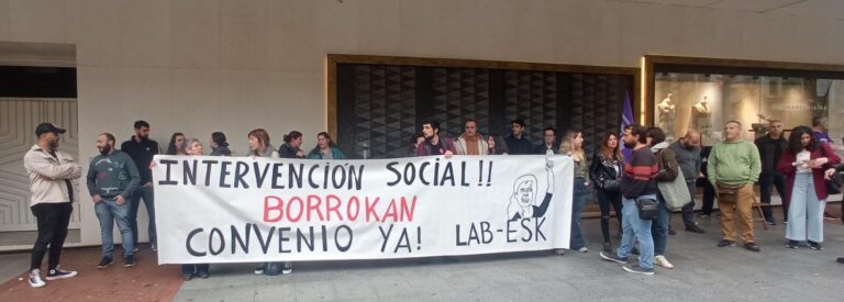 Concentración de 7 horas para reclamar un convenio en intervención social de Bizkaia