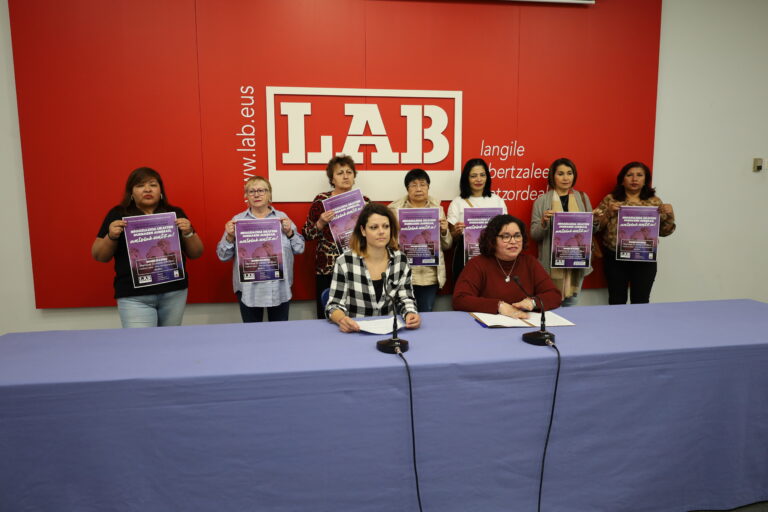 LAB apuesta por seguir ampliando la seccion sindical de trabajadoras de hogar y reivindicando la necesidad de un convenio colectivo, movilizándose en Bilbo e Iruñea