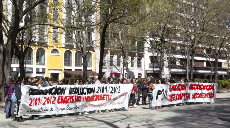 Hezkuntza Laguntzako Espezialistek negoziazioaren blokeoa salatu dute PSNren egoitza aurrean