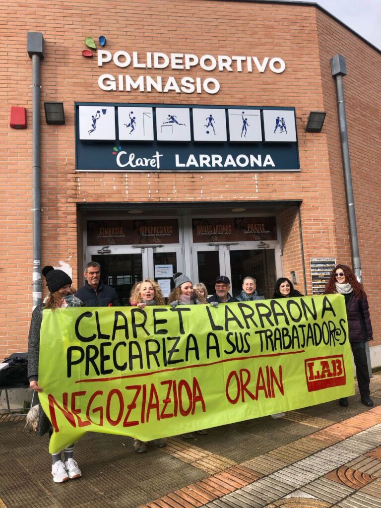 La plantilla del polideportivo Claret Larraona, de Iruñea, está realizando una huelga de dos días para denunciar que llevan años con el sueldo congelado