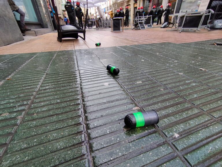 Ertzaintzak Gasteizko Martxoaren 3ko manifestazioan egindako karga bortitza salatzen dugu