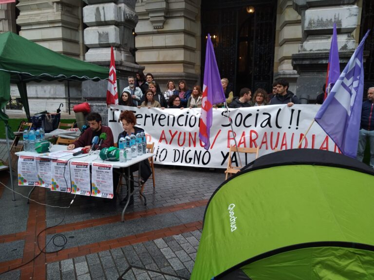 Trabajadores y trabajadoras de intervención social de Bizkaia inician un ayuno de tres días ante la sede de la Diputación Foral
