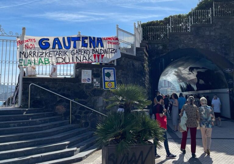 Gautenaren Urdinduz Martxa Solidarioarekin bat egin genuen atzo, hitzarmen duinaren garrantzia nabarmenduz