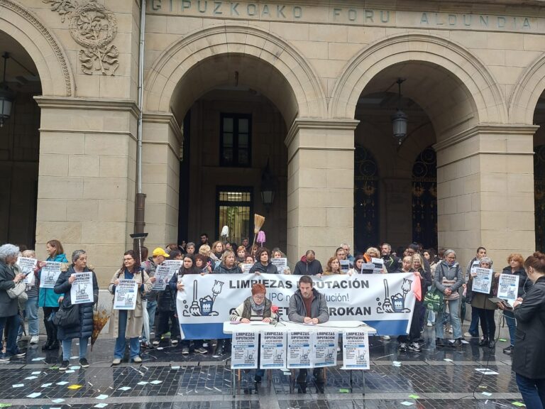 Gipuzkoako Foru Aldundiko eraikinetako garbitzaile azpikontratatuek erosahalmena berma diezaietela eskatu dute