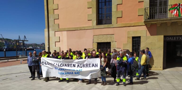 Trabajadores y trabajadoras del Ayuntamiento de Pasaia se han movilizado hoy para denunciar la última sentencia contra el euskera