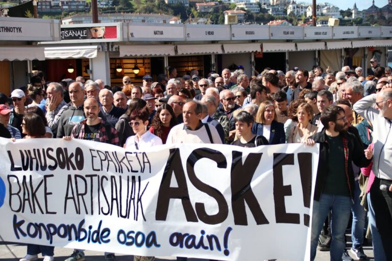 Nos hemos movilizado en las capitales de Hego Euskal Herria para reclamar la absolución de los Artesanos de la Paz