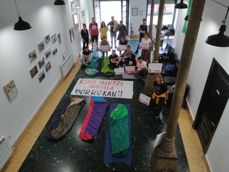 Esku-hartze sozialeko langileak itxialdia egiten ari dira Bilbon, hitzarmen duina aldarri