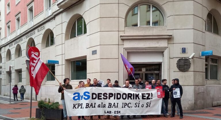 AyS Arabako enpresako langileek bi ordutako lanuztea egin dute bidezko soldata igoeren alde eta kaleratzeen aurka