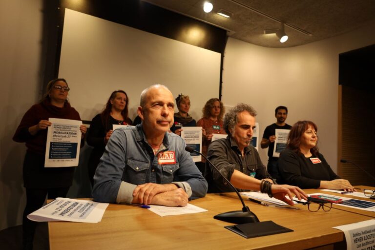 Enplegu publikoa eta lan-baldintzak hemen erabaki daitezen, emendakinak aurkezteko eskatuko diegu sindikatuok alderdi politikoei