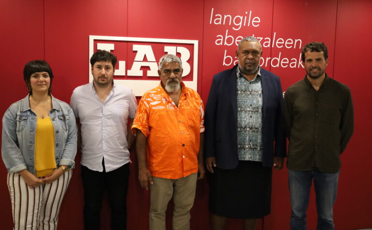 Kanakyar herriari elkartasuna adierazi diogu bertako askapen mugimenduko ordezkariekin izandako bileran