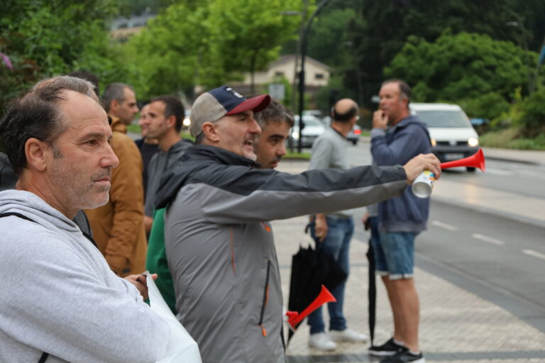 %100eko jarraipena Cementos Rezolako greba mugagabeko lehen egunean