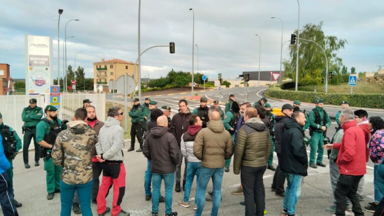 Mondelez enpresaren Vianako produkzioa erabat gelditu da grebaren bigarren egunean, hitzarmen justu baten alde