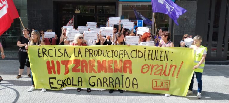 Eskola garraioaren hitzarmena desblokea dezatela exijitzeko mobilizazioa egin dugu