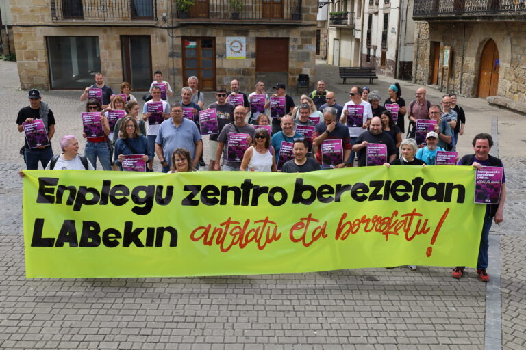 Enplegu-zentro berezietako langileen lan-eskubideak benetan eta eraginkortasunez arautzea eskatzen dugu