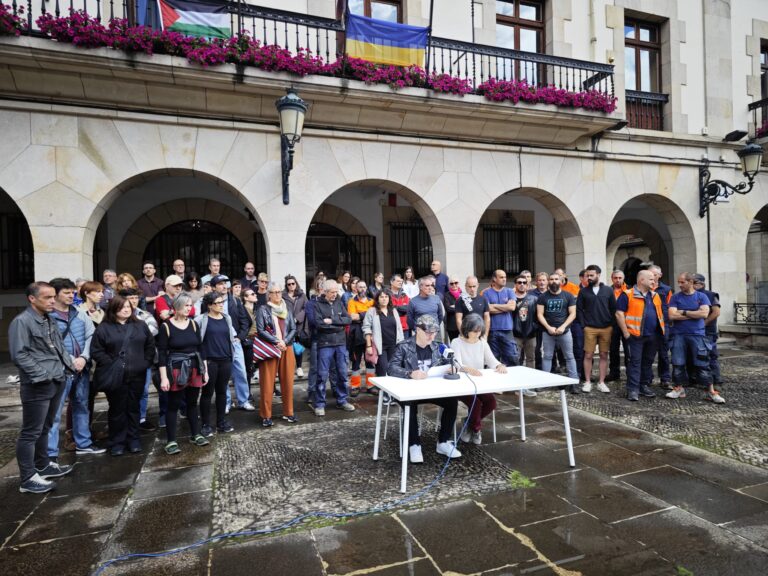 Gernika-Lumoko langileek azkenaldian bizi duten egoera salatu dute jendaurrean