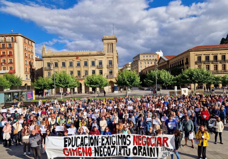 Nafarroako itunpeko ikastetxe eta ikastoletan negoziazioa blokeatzeari uzteko exijitzeko atera gara kalera
