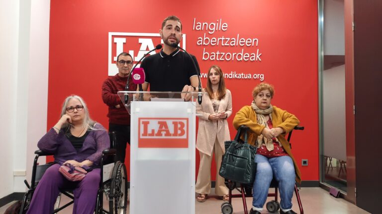 Gizarte Segurantzak eta bi enpresatako osasun zaintza zerbitzuek bi garbitzaile lan egitera behartu dituzte nahiz eta mugitzeko eskorgen laguntza behar duten