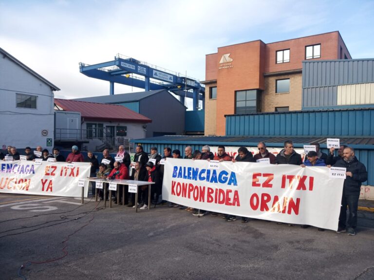 Balenciagako langileek lan mahaia eratzea lortu dute, baina Espainiako Gobernuak ardurarik hartu gabe jarraitzen du
