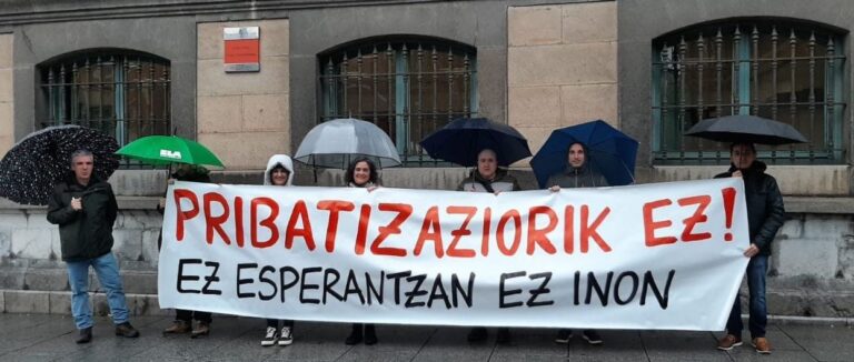LAB, ELA y CCOO se concentran en contra de la privatización de los servicios del edificio municipal de la Esperanza en Bilbo y en defensa de los servicios públicos