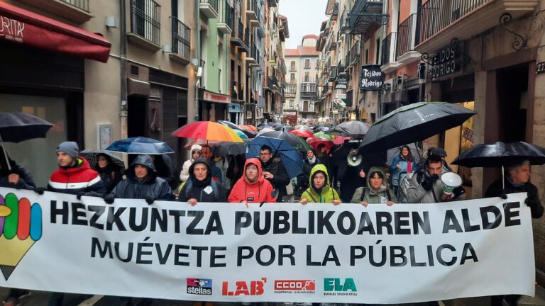 LAB felicita a los y las docentes de Nafarroa por la capacidad de movilización que demostraron en la huelga y denuncia que en su exhibición represiva la Policía le rompió la nariz a un profesor
