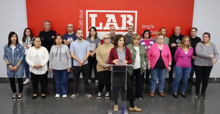 ELA, LAB, ESK, Steilas, Etxalde e Hiru registramos en los Parlamentos de Gasteiz e Iruñea las Iniciativas Legislativas Populares (ILP) a favor de un salario mínimo propio