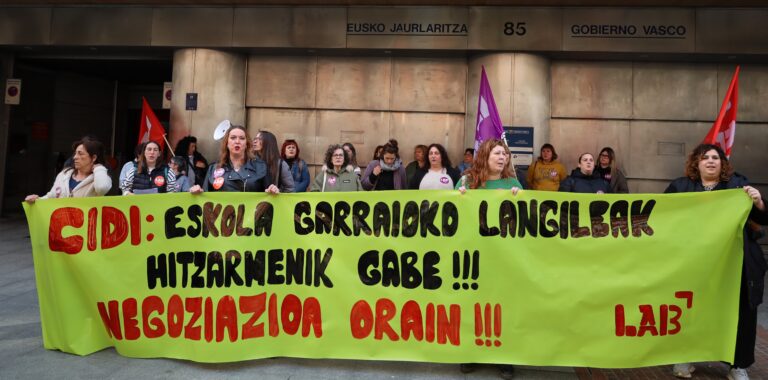 LABek EAEko Hezkuntza Sailari exijitzen dio CIDI enpresa behartu dezala eskola-garraioko eta jolastokiko zaintzaileen hitzarmen kolektiboa negoziatzera esertzera
