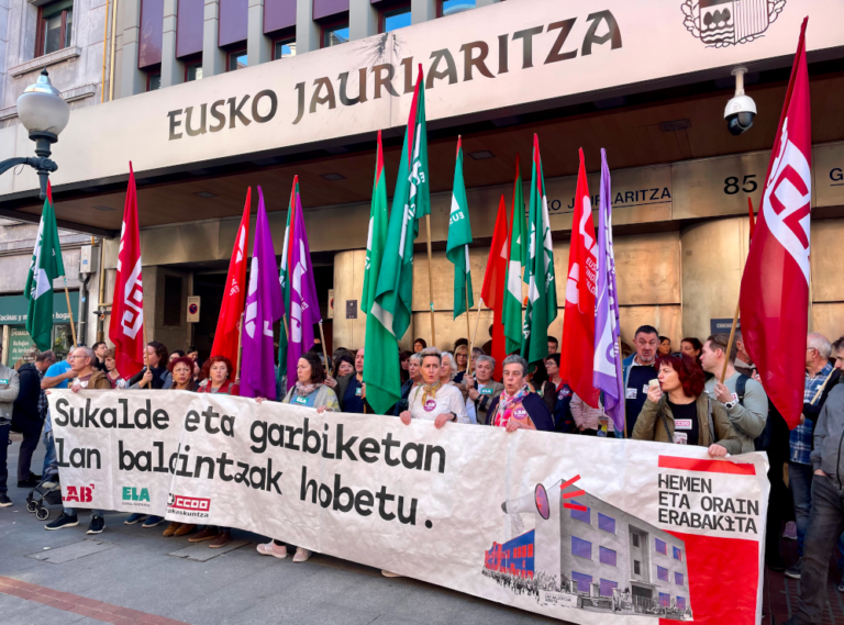 La huelga convocada por los sindicatos LAB, ELA y CCOO en el colectivo de cocina y limpieza de la Educación Pública registra por tercer día consecutivo un seguimiento superior al 70%