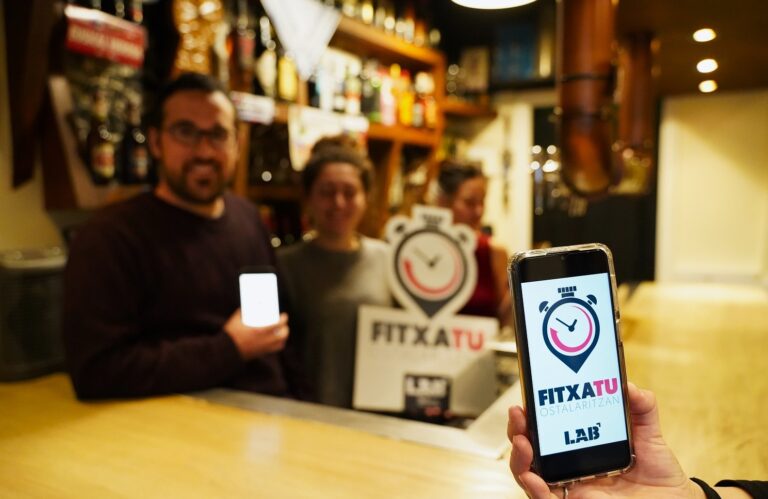 LAB presenta la aplicación FITXATU para evitar los abusos en las jornadas en la hostelería de Bizkaia