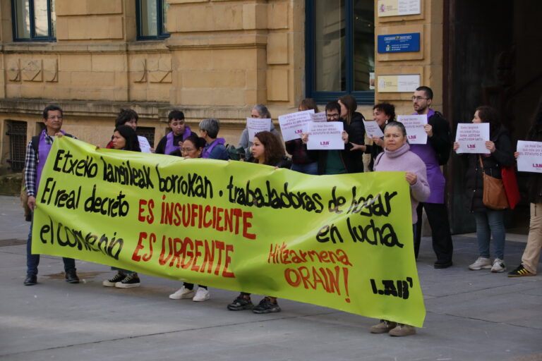 Hemos reivindicado que el decreto de trabajadoras de hogar es insuficiente y que el convenio es urgente en Bilbo, Donostia e Iruñea