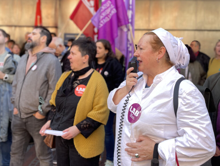 LAB denuncia que el Departamento de Educación de la CAV ha contratado personal de cocina de empresas privadas para cubrir sustituciones de su personal de cocina