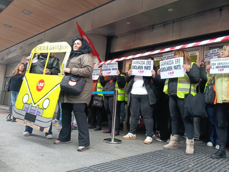 LAB denuncia ante el Gobierno Vasco el bloqueo del convenio colectivo de transporte escolar y cuidadoras de patio de los colegios públicos de la CAV