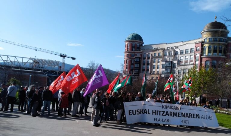 LAB, ELA y UGT demandan a Confebask por mala fe en la negociación colectiva en el sector de químicas
