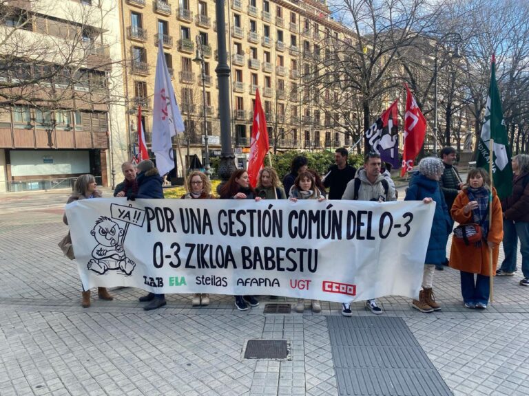 0-3 zikloko intersindikala Parlamentuaren aurrean bildu da haur hezkuntzako lehen zikloaren kudeaketan plangintzarik ez dagoela salatzeko