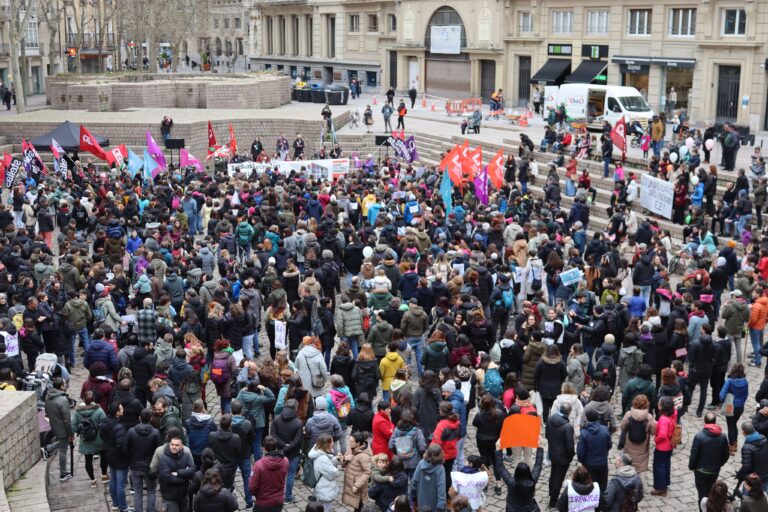 El profesorado de la enseñanza pública de la CAV ha tomado las calles de Bilbo, Donostia y Gasteiz