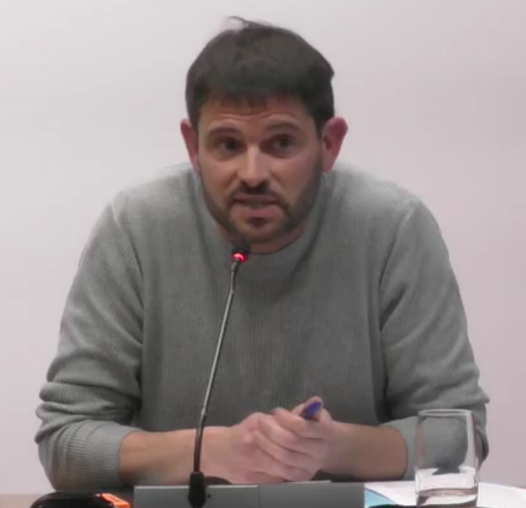 Una delegación de AHT Gelditu Nafarroa y LAB informa al Parlamento de Nafarroa de las situaciones de extrema precariedad que se dan en las obras del TAV