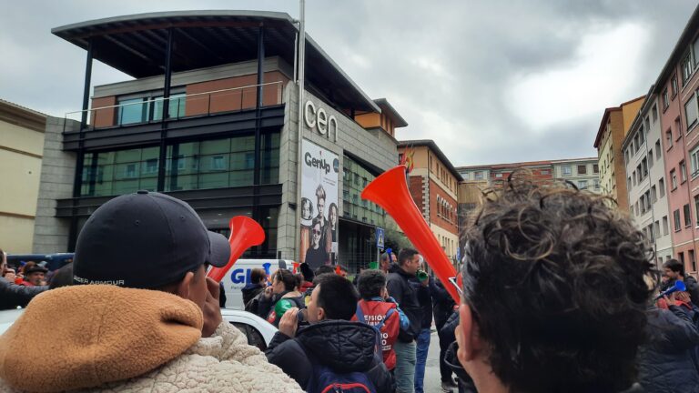 ELA, LAB, ESK, Steilas, Etxalde e Hiru se movilizan ante la CEN, UGT y CCOO para conseguir un SMI para Nafarroa