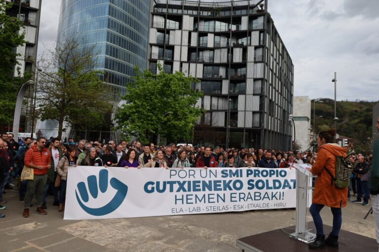 La mayoría sindical denuncia ante la sede de Confebask su actitud autoritaria con el salario mínimo