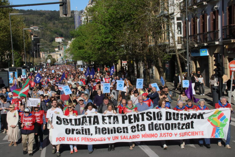 Miles de personas se han movilizado hoy en las 4 capitales de Euskal Herria por un salario mínimo y pensiones dignas, aquí, ahora y para todas las personas
