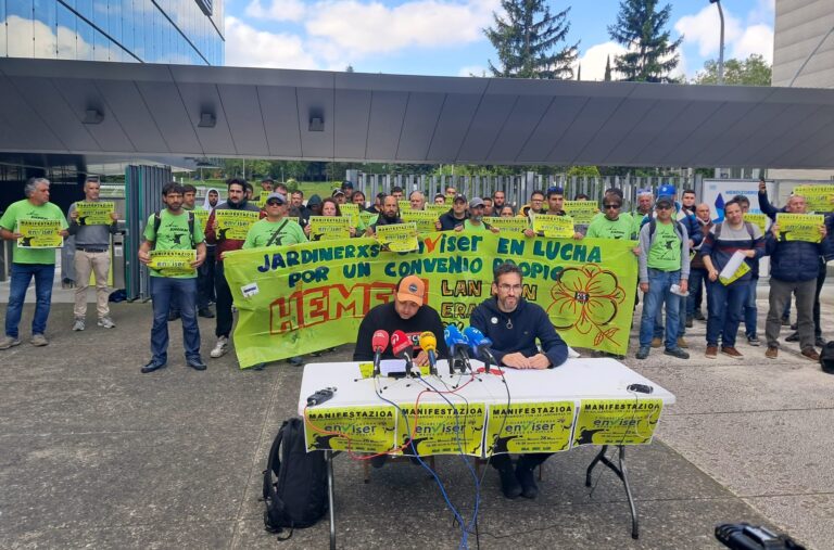 Manifestaziora deitu dute Enviser Gasteizko lorategietako kontratako langileek, greba mugagabean bi hilabete betetzen dituztenean