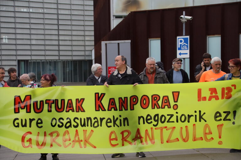 LABek agerraldia egin du Gipuzkoako Batzar Nagusietan, aniztasun funtzionala duten langileen egoeraz ohartarazteko eta mutualitateen nahiz GUREAK enpresaren jarduna salatzeko