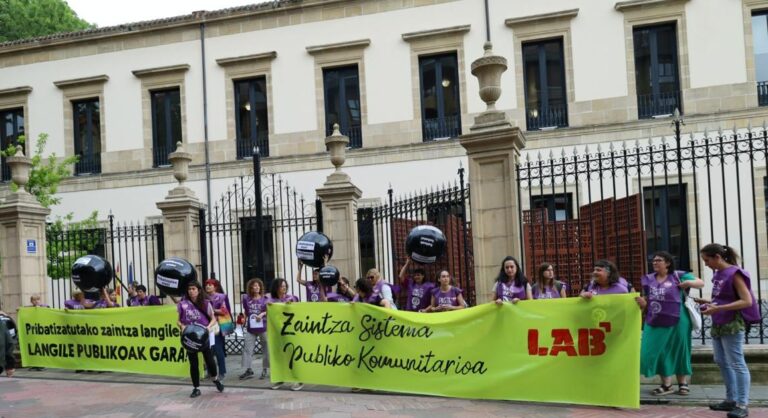 LAB activa el Pikete Feminista para exigir a las administraciones de Euskal Herria que dejen de privatizar los servicios de cuidados y reivindicar el carácter público de las trabajadoras del sector