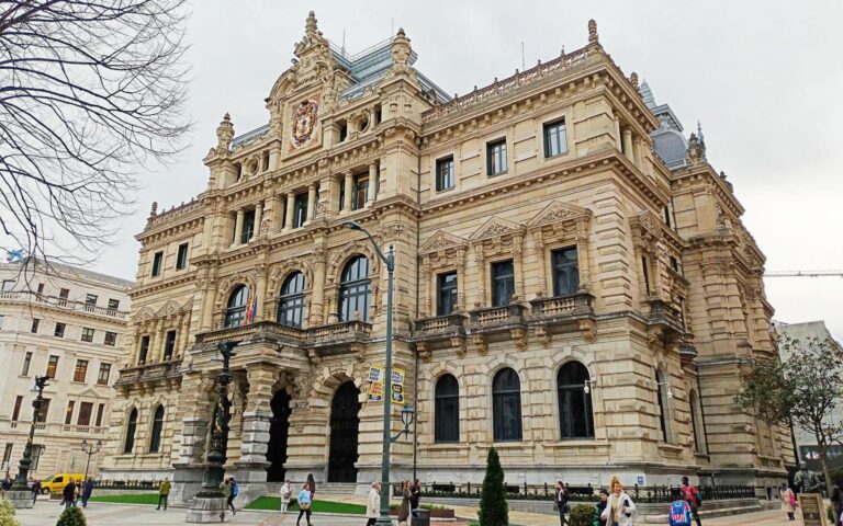 LABek Bizkaiko Foru Aldundiaren Egoitzen Plana kritikatu du, langileen baldintzak eta herritarrei arreta emateko eredua aintzat ez hartzeagatik