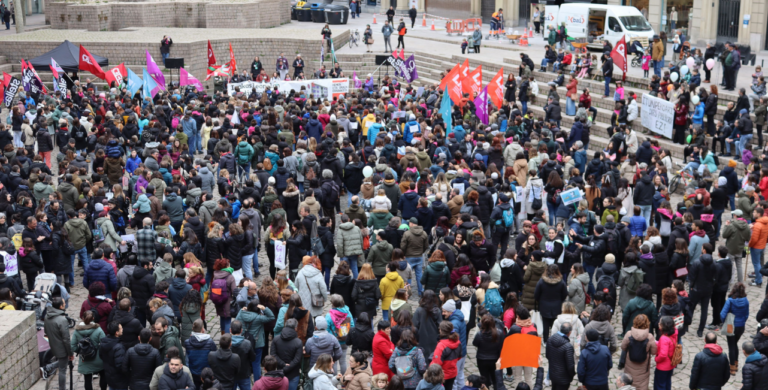 EAEko sektore publikoko irakasleen akordioa betetzeko eta ikastetxeetan baliabideak berehala txertatzeko galdegin du LABek