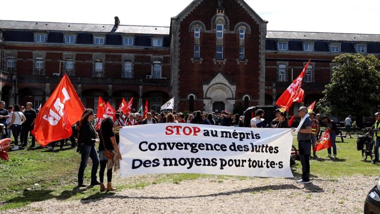 Funtzio publikoan greba egin dute Ipar Euskal Herrian, lan baldintza eta zerbitzu publiko duinen alde