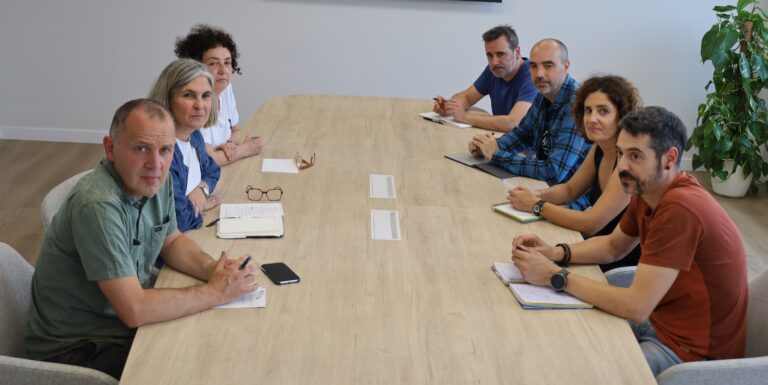 Euskal gehiengo sindikalak gutxieneko soldata propio eta duina eskuratzeko konpromisoak eskatu dizkie euskal alderdiei