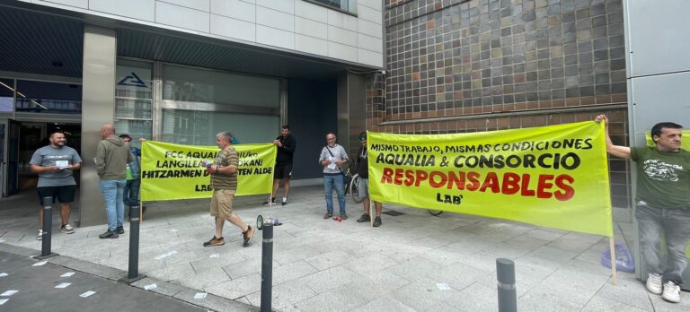 FCC Aqualia Loiuko langileak greban daude, lan baldintzen ekiparazioaren alde