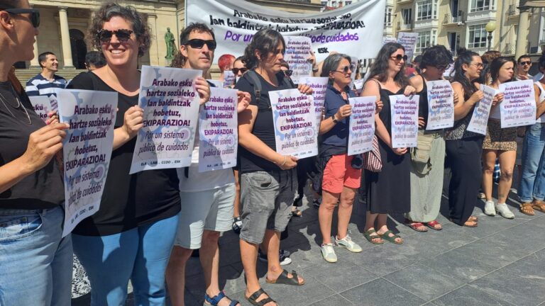 Zaintza sistema publikoa helburu, lan baldintzak hobetzea eta ekiparazioa eskatu dituzte Arabako esku hartze sozialeko langileek
