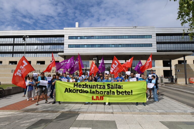 Araba, Bizkai eta Gipuzkoako ikastoletako LABen ordezkariek akordio laborala bete dezan exijitu diote Hezkuntza Sailari